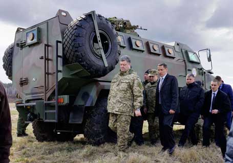 Нови Петривци, 04.04.2015 - украјински председник Петро Порошенко у војној бази надомак Кијева