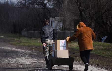 Вухлехирск, 03.04.2015 - дистрибуција хуманитарне помоћи Црвеног крста становништву на истоку Украјине