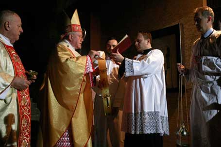 Београд, 04.04.2015 - Београдски надбискуп Станислав Хоцевар служио је Ускршње бдење у Катедралној цркви Успења блажене девице Марије