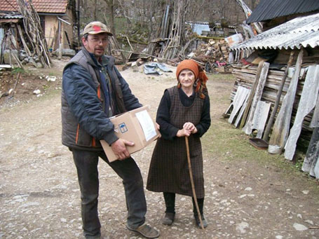 Оточац, 10.04.2015 - Епархија горњокарловачка упутила је поводом најрадоснијег хришћанског празника Христовог Васкрсења - Ускрса поделила скромну помоћ особама са оштећеним видом на подручју Парохије у Оточцу, у Личко сењској жупанији