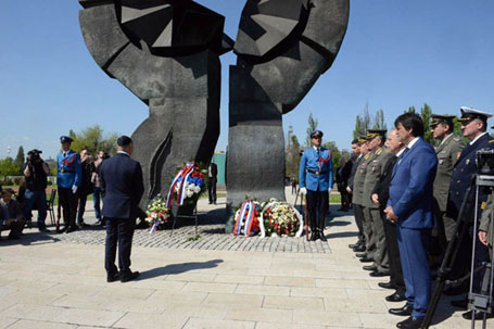 Београд, 22.04.2015 - полагање венаца на Споменик жртвама геноцида на Старом сајмишту у Београду