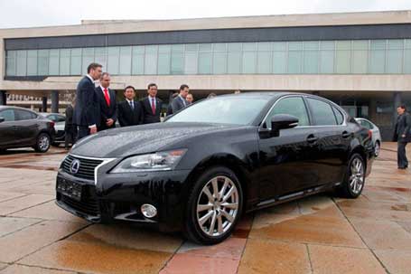 Београд, 30.03.2015 - амбасадор Јапана Масафуми Куроки данас је уручио кључеве 33 возила Toyota и Lexus, које је Влада Јапана донирала Влади Србије: Масафуми Куроки, Александар Вучић