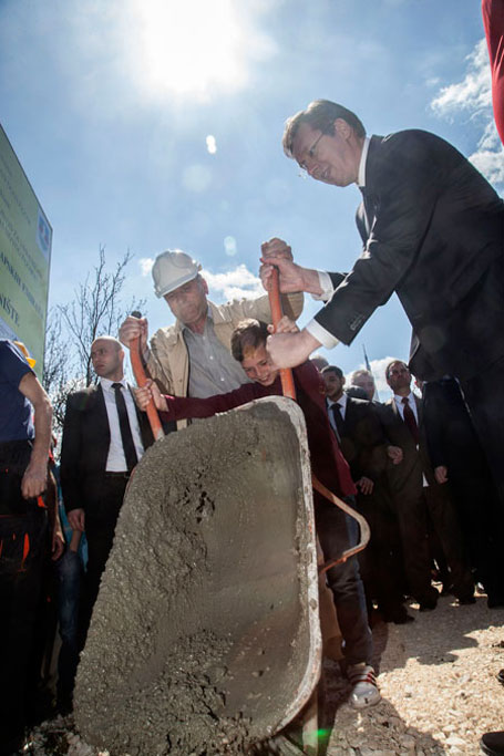 Нови Пазар, 20.04.2015 - премијер Србије Александар Вучић на церемонији постављања камена темељца за изградњу Дијагностичког центра, основне школе и вртића у насељу Дојевиће, општина Нови Пазар