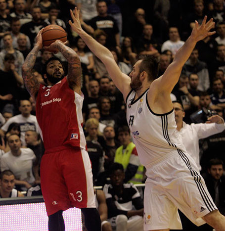 Београд, 19.04.2015 - Кошаркаши Црвене звезде први су финалисти АБА лиге, пошто су у четвртом мечу полуфиналне серије победили Партизан са 81:73 (22:24, 16:12, 26:22, 17:15). Изабраници тренера Дејана Радоњића су у само два дана направили други брејк против Партизана, завршили серију са 3:1, али и обезбедили пласман у Евролигу наредне сезоне