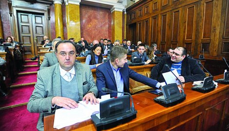 Блиц: Из СНС поручују да ће нам странци писати Устав