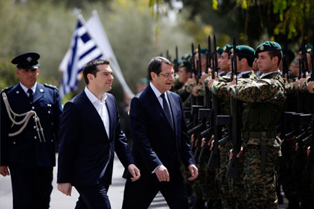 Никозија, 29.04.2015 - председник Кипра Никос Анастасијадес дочекао је грчког премијера Алексиса Ципраса, који је допутовао на трилатерални самит лидера Кипра, Египта и Грчке, посвећен чвршћој економској и безбедносној сарадњи, у светлу дешавања у суседним земљама - Јемену, Либији, Сирији и Ираку
