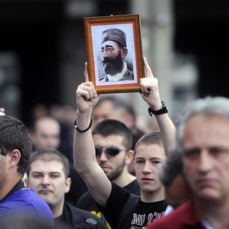 Присталице рехабилитације генерала Михаиловића испред суда у Београду 2015. године (Фото: Танјуг)