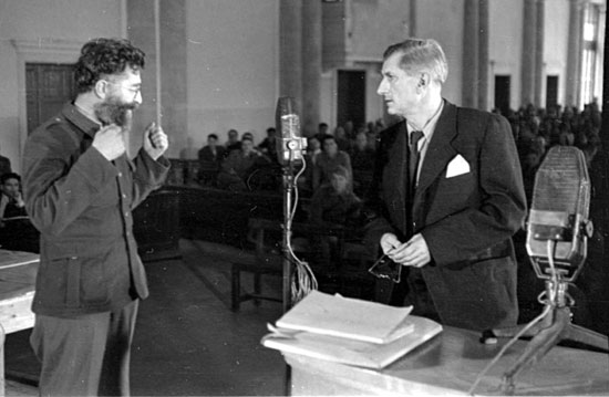 Дража Михаиловић и Драгомир-Драги Јовановић, шеф београдске специјалне полиције за време немачке окупације, на суђењу у Београду 1946. (Фото:ФБ/Архива)