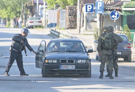Македонска полиција контролише возила у Куманову (Фото Бета)