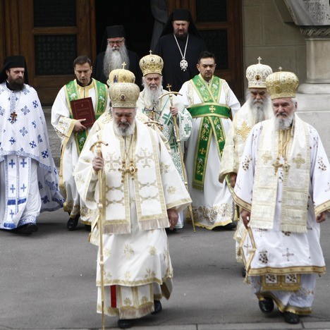 Патријарх Иринеј и владике прелазе из Патријаршије у Саборну цркву (Фото Иван Милутновић)