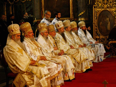 Званичници СПЦ на светој архијерејској литургији - разрешени владика Георгије други с леве стране