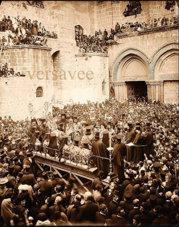 Велики четвртак, умивеније ногу испред Храма Гроба Господњег 1919. године. Нажалост, ове године ни половина овог народа није била