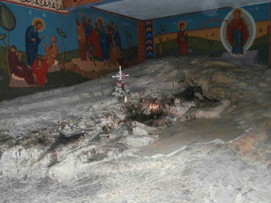 Манастир Светог Стефана Првомученика. Иза цркве је ово место где је Свети Стефан каменован, а у близини је и манастир Успенија Мајке Божије