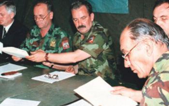 (потписивање ВТС у Куманову, 9. јуна 1999. године; британски генерал Мајкл Џексон је десно)