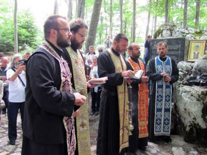 Служен парастос јадовничким жртвама код Шаранове јаме