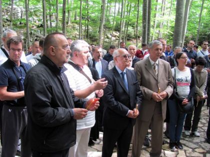 Служен парастос јадовничким жртвама код Шаранове јаме