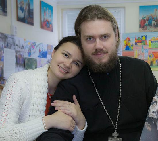 Свештеник Сергије Бјелобородов са попадијом