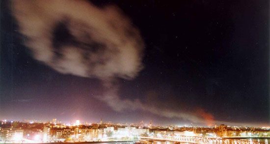 Дим изнад Новог Сада приликом важздушних НАТО напада 24. марта 1999. (Фото: AP PHOTO/ STR)