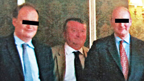 Базбијев помоћник: Сајмон Вилсон (у средини)