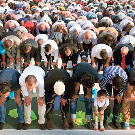 Рамазанска молитва у петак на стадиону „Динама” у Букурешту (Фото: Бета)