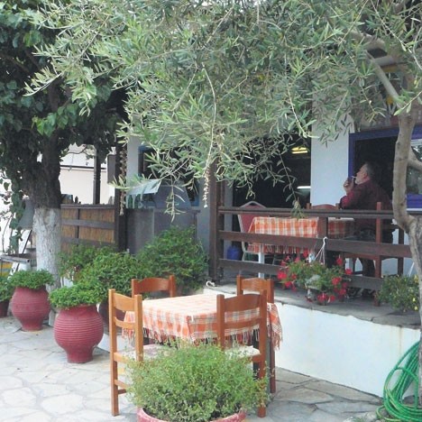 Прекраћивање времена у празној таверни: призор из Уранополиса (Фото: Б. Јакшић)