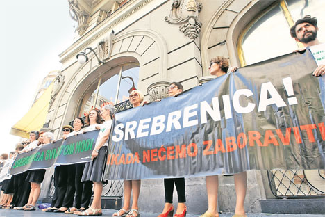 Акција „Сребреница – да се не заборави и никада, никоме и нигде не понови”: „Жене у црном” испред „Руског цара” у Београду (Фото: Бета)