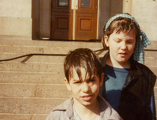 Фрида и другар испред Речног улаза априла 1985. мокри од шмркова којима је прана крв са ове зграде