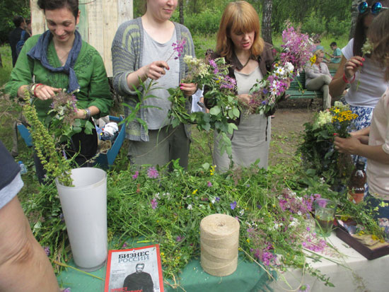 Рускиње плету венце од цвећа