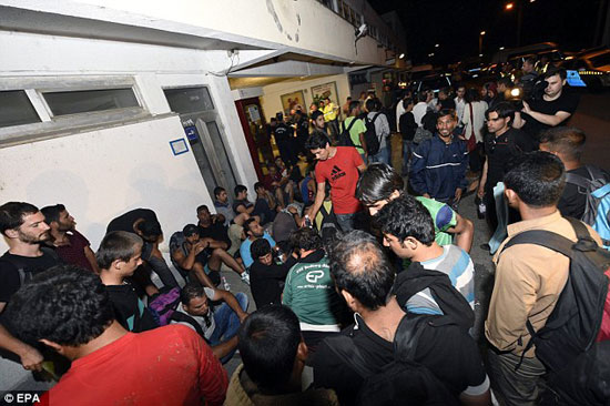 Мигранти на железничкој станици у мађарском месту Бицке