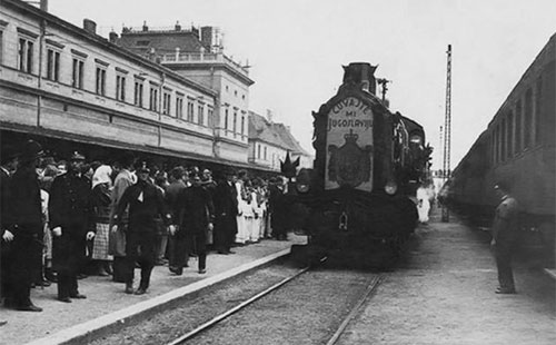 Испраћај посмртних остатака краља Александра из Загреба, октобар 1934. године; на локомотиви воза пише: „Чувајте ми Југославију“; фото: „audioifotoarhiv.com“