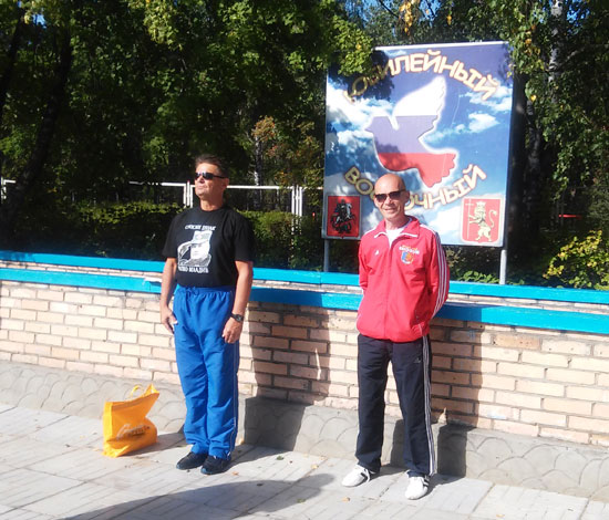 Н.Н. Немчинoв (лево) у мајици са ликом Рaтка Млaдића