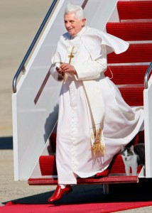 Pope-exiting-airplane-with-Gracey-214x300