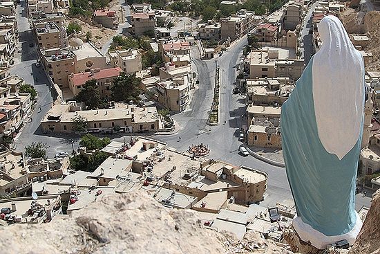 Велика скулптура Дјеве Марије тужно са висине гледа разорени град. (Фото: Александар Коц, Дмитриј Стешин)