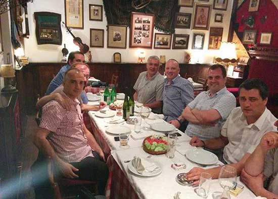 Kafanske pripreme za protest: Vojvoda Andrija Mandić u društvu svog savetnika Dobrosavljevića i nacionalnih aktivista iz Srbije, među kojima su Borko Ilić i Dano Jukić