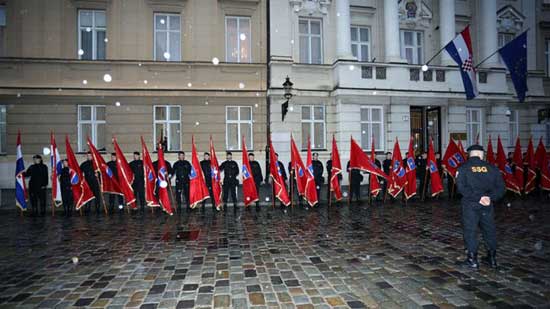 Постројавање "црнокошуљаша"