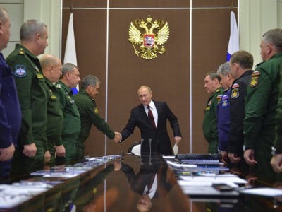 Russian President Vladimir Putin (C) shakes hands with Defence Minister Sergei Shoigu during a meeting at the Bocharov Ruchei state residence in Sochi, November 24, 2014. REUTERS/Alexei Druzhinin/RIA Novosti/Kremlin (RUSSIA - Tags: POLITICS MILITARY) ATTENTION EDITORS - THIS IMAGE HAS BEEN SUPPLIED BY A THIRD PARTY. IT IS DISTRIBUTED, EXACTLY AS RECEIVED BY REUTERS, AS A SERVICE TO CLIENTS