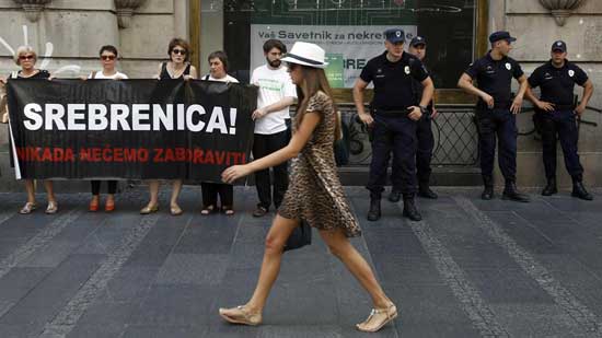 Жена у тиграстом испред жена у црном