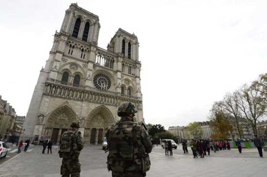 Војска испред катедрале Нотр дам