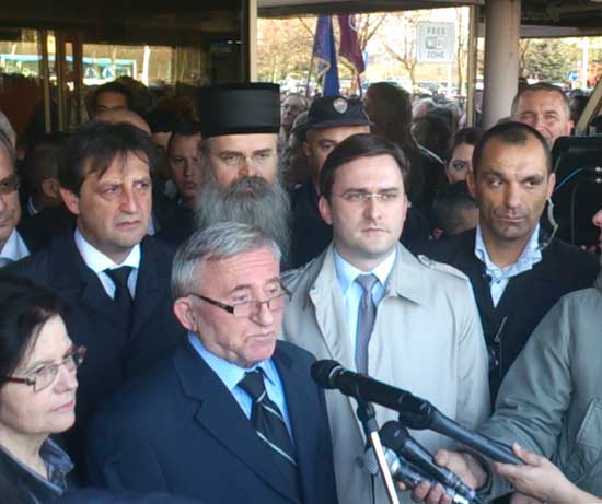 Генерал Лазаревић окружен министрима (Фото: Блиц)