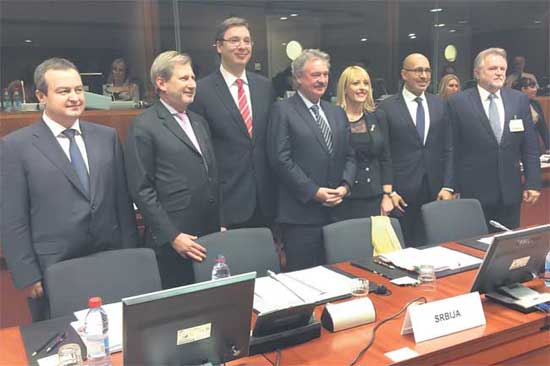 Ивица Дачић, Јоханес Хан, Александар Вучић, Жан Аселборн, Јадранка Јоксимовић, Харлем Дезир и Душан Вујовић у Бриселу (Фото: Кабинет премијера Србије)