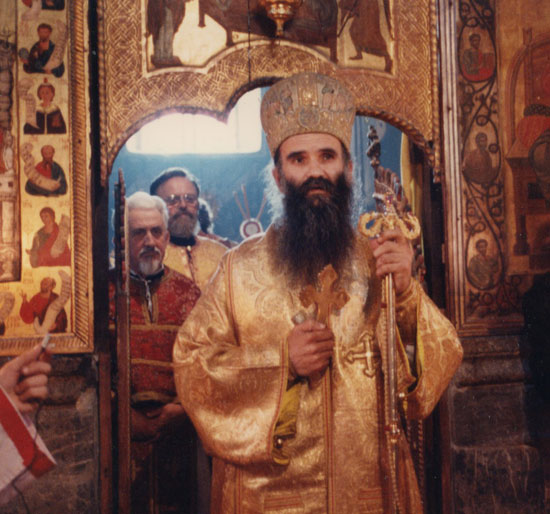 Владика Амфилохије у морачкој лаври, на Видовдан 1988. (Снимак Франца Вебера)