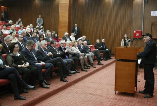 Филип Давид на додељивању награде, у првом реду седи Томислав Николић