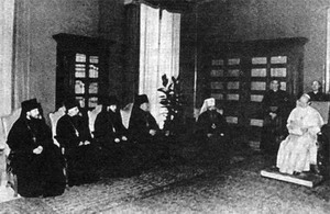 Делегација Московске Патријаршије на челу с митрополитом Никодимов Ротовим на пријему код папе Павла VI 3. јула 1975. године; у саставу делегације био је и архимандрит Кирил (Гунђајев),садашњи Патријарх Московски и целе Русије.