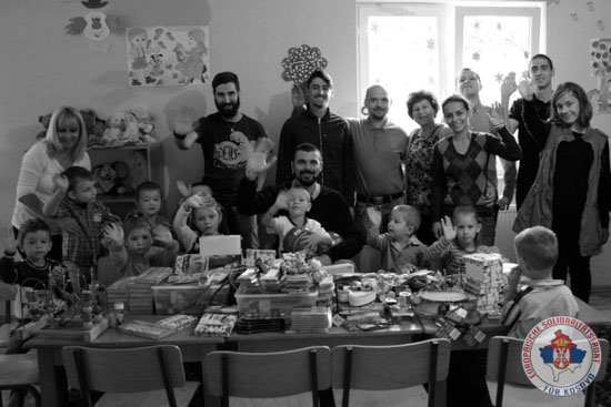 Млади Европљани из Европског фронта солидарности за Косово са српском децом на Космету (Фото: European Solidarity Front for Kosovo)