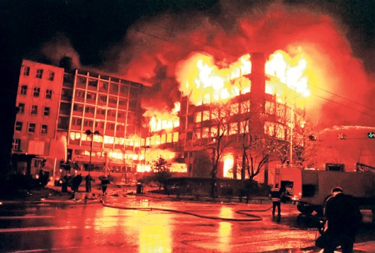 НАТО агресија 1999: зграда МУП-а Србије у пламену (Фото Танјуг)