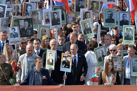 В. Путин на челу „Бесмртног пука“, 9. мај 2015. г. 