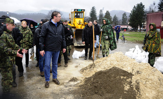 Премијер Вучић у обиласку поплављених подручја (Фото Танјуг/Т.В.)