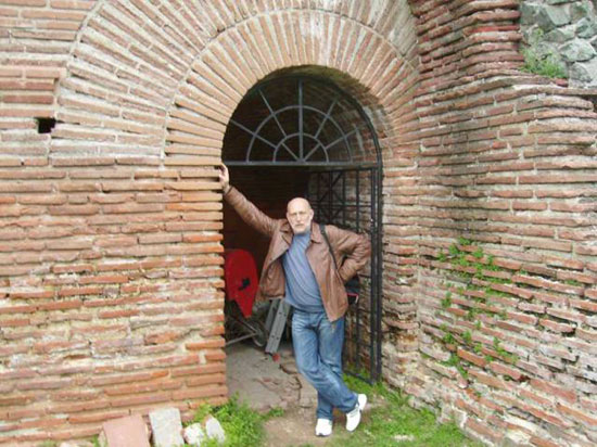 Познати песник, књижевни критичар и есејист Дејан Ђорђевић, професор књижевности, живи и ради у Грделици (Лесковац)