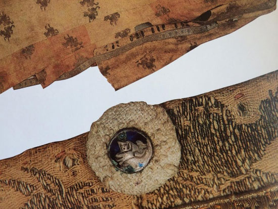 Дугме са волујским роговима са одоре Кнеза Лазара настале пре 1389. године за коју се сматра да ју је носио у Косовској бици, после које је сахрањен умотан у одору