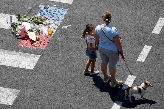 Место смрти једне од жртава терориста на шеталишту у Ници (Фото: Ројтерс)